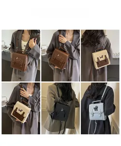 Détails d'un sac à dos vintage avec broderie de dessin animé en quatre coloris variés