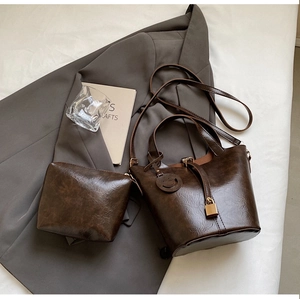 Détails d'ensemble de sacs vintage en cuir marron avec cadenas et pochette