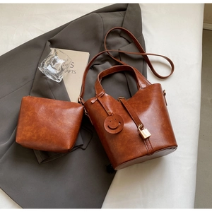 Ensemble sac seau rétro marron avec pochette assortie et pendentif sourire chic