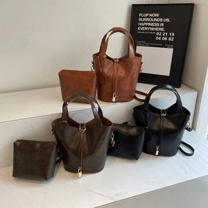 Retro PU Leather Bucket Bag And Pouch For Women Fashion Shoulder Handbag With Lock And Smiley Charm Glossy Casual