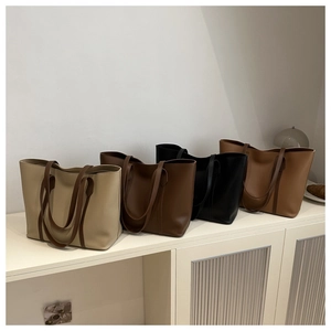 Minimalist large tote bags in four colors with slim shoulder straps for women commuting