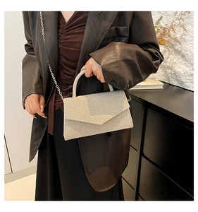 Détail du sac de soirée scintillant avec poignée et bandoulière en chaîne métal