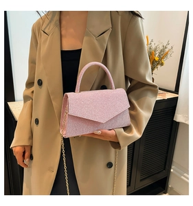 Détail du petit sac rose à paillettes avec chaîne dorée et poignée supérieure