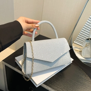 Pochette a busta argento scintillante con catena dorata per serate ed eventi formali