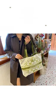 Détail de l'intérieur spacieux d'un grand sac cabas en toile avec imprimé floral chic