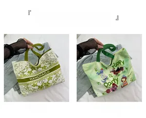 Vue détaillée des sacs cabas en toile à fleurs jaune-vert et imprimés chiots vert clair