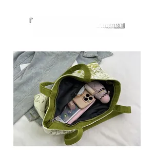 Vue détaillée de l'intérieur du grand sac cabas en toile à fleurs avec compartiments