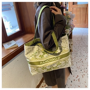 Vue détaillée du sac seau en toile à fleurs vertes avec logo HANCHAOJI à grande capacité