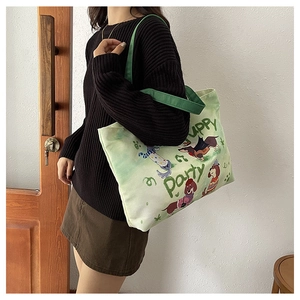 Détail du sac fourre-tout en toile vert clair avec imprimé Puppy Party porté