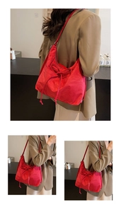 Detailansicht einer großen roten Hobo-Tasche aus Samtstoff mit dekorativer Schleife