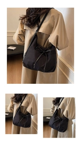 Makroaufnahme der wasserdichten Nylon-Schultertasche mit Reißverschluss und Dekoschleife