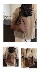 Detailansicht der dunkelbraunen Wildledertasche mit stilvoller Lederschleife und weicher Textur