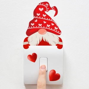 Detail van de lichtgevende kaboutersticker met hartje boven een witte lichtschakelaar