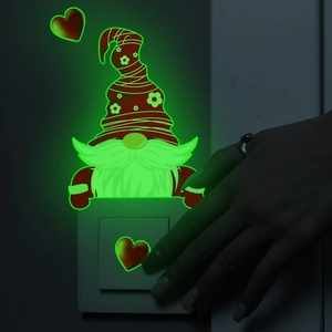 Dichtbij van lichtgevende kabouter- en hartmuurstickers die groen oplichten in het donker op de schakelaar