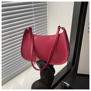 Vue détaillée du sac baguette rose fuchsia avec texture souple et finitions dorées