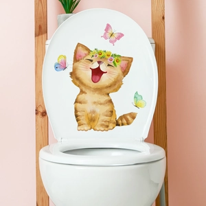 Detail von süßen Katzen- und Blumenkranzaufklebern auf dem Toilettendeckel für das Bad