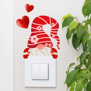 Detail van lichtgevende kabouter- en hartstickers aangebracht op een wandschakelaar