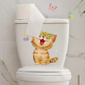 Niedlicher Katzen- und Schmetterling-Aufkleber auf einem weißen Toilettenkasten im Bad