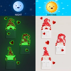 Lichtgevende kabouter muurstickers met hartjes tonen dag- en nachteffect voor huis