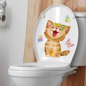 Detailansicht eines niedlichen Katzen-Wandstickers mit Blumenkranz auf einem WC-Deckel
