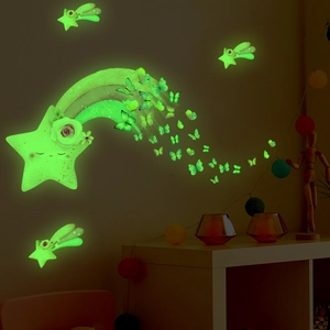 Stickers muraux papillon et étoile arc-en-ciel lumineux décorant une chambre sombre