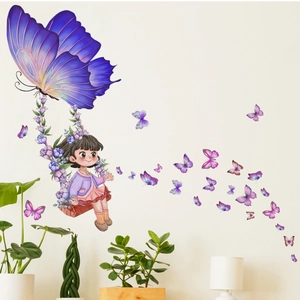 Wandtattoo Mädchen auf Blumenschaukel mit großem lila Schmetterling für Deko