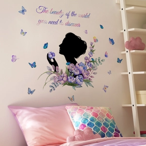 Dettaglio adesivo murale con silhouette floreale, farfalle e citazione motivazionale