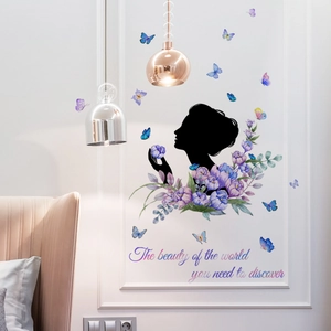 Dettaglio di adesivi murali con farfalle fiori silhouette e citazione ispiratrice