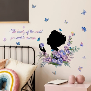 Adesivo murale silhouette ragazza con fiori viola e farfalle blu per camera da letto
