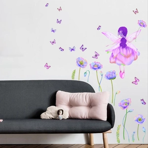 Detailansicht der leuchtenden lila Blumenfee und Schmetterling Wandtattoo auf weißer Wand