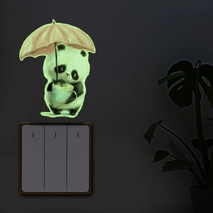 Autocollant panda phosphorescent avec parapluie sur un panneau d'interrupteur mural