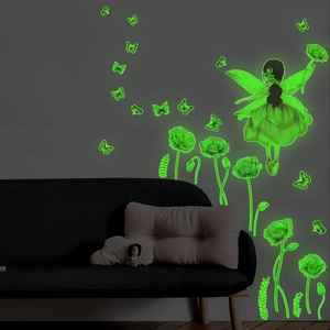 Leuchtende Wandtattoo-Fee mit lila Blumen und Schmetterlingen leuchtet nachts im Dunkeln