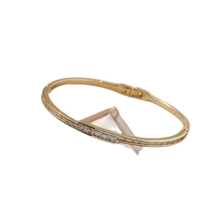 Elegant gold-plated bangle for women with sparkling square zirconia and clasp