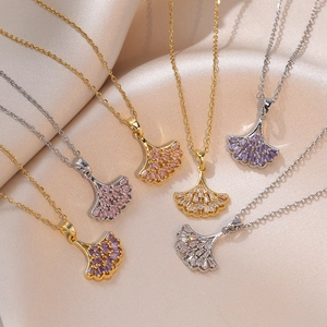 Collier en Feuille de Ginkgo en Acier Titane pour Femme Pendentif en Forme d'éventail Ajouré Bijoux à la Mode Incrustés de Zirconia