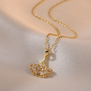 Collier feuille de ginkgo doré avec incrustation de zircon sur tissu de soie blanc
