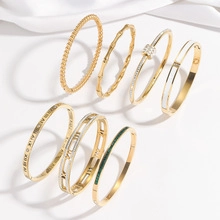 Détail d'un ensemble de sept bracelets dorés avec zircons, émail et chiffres romains