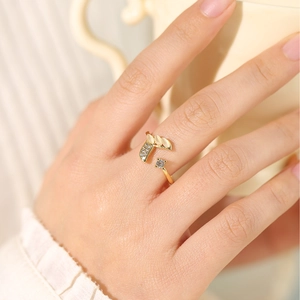 Anello dorato regolabile con zirconi e foglie di opale, design unico da donna
