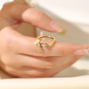 Elegante anello d'oro con petali di fiori bianchi e zircone per donna