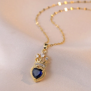 Élégant collier couronne en or avec pendentif coeur en pierre bleue et cristaux fins