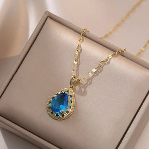 Collana con pendente in zircone blu a goccia e catena in metallo dorato lucido