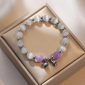Elegante bracciale di perle occhio di gatto con campanellini su scatola di seta