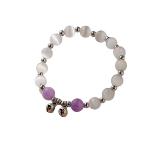 Bracciale di perle opale con accenti viola e campanelli d'argento su sfondo bianco