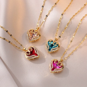 Pendentifs cœurs en cristal coloré sur chaînes dorées avec micro-serti et filigrane