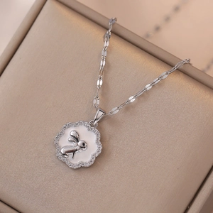 Collier élégant avec pendentif lapin, incrustation de cristaux et finition émail
