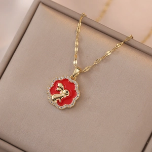Collier avec pendentif lapin du zodiaque doré en émail rouge et zircons sur écrin bijou