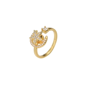 Détail de la bague étoile et lune dorée avec cristaux et anneau ouvert réglable