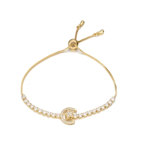 Détail d'un bracelet doré ajustable avec étoiles et lune en zircons scintillants