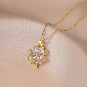 Elegante Collana Con Ciondolo A Fiore Di Trifoglio In Acciaio Al Titanio Intarsiato Con Zircone Chiaro Per Donna Gioielli