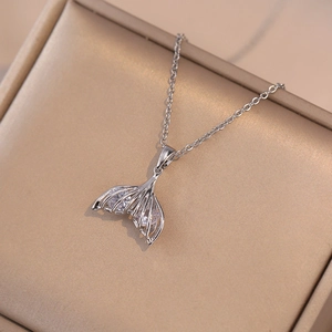 Pendentif queue de poisson argenté avec zircons brillants dans un coffret à bijoux