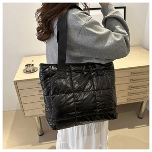 Sac fourre-tout noir brillant matelassé pour femme au design spacieux et léger